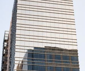 Råvarer som gull, olje, landbruksprodukter og industrimetaller gir muligheter til å diversifisere porteføljen din og sikre seg mot inflasjon, men de er også høyrisikoaktiva på grunn av prisvolatilitet, geopolitiske spenninger og sjokk mellom tilbud og etterspørsel. Nøkkelen er å investere med en klar strategi, en forståelse av de underliggende markedsdriverne, og kun med kapital som ikke kompromitterer din økonomiske stabilitet.