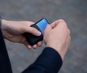 Råvarer som gull, olje, landbruksprodukter og industrimetaller gir muligheter til å diversifisere porteføljen din og sikre seg mot inflasjon, men de er også høyrisikoaktiva på grunn av prisvolatilitet, geopolitiske spenninger og sjokk mellom tilbud og etterspørsel. Nøkkelen er å investere med en klar strategi, en forståelse av de underliggende markedsdriverne, og kun med kapital som ikke kompromitterer din økonomiske stabilitet.