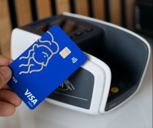 Aksjer tilbyr potensial for langsiktig vekst og utbytteinntekter ved å investere i selskaper som skaper verdi over tid, men de medfører også betydelig risiko på grunn av markedsvolatilitet, økonomiske sykluser og selskapsspesifikke hendelser. Nøkkelen er å investere med en klar strategi, riktig diversifisering og kun med kapital som ikke vil kompromittere din økonomiske stabilitet.