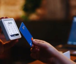 Kryptovalutaer tilbyr høyt avkastningspotensial og større økonomisk frihet gjennom desentralisering, og opererer i et marked som er åpent døgnet rundt. De er imidlertid en høyrisikoaktivum på grunn av ekstrem volatilitet og mangel på regulering. Hovedrisikoene inkluderer raske tap og sikkerhetssvikt i nettsikkerheten. Nøkkelen til suksess er å kun investere med en klar strategi og med kapital som ikke kompromitterer din økonomiske stabilitet.