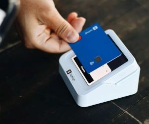 Aksjer tilbyr potensial for langsiktig vekst og utbytteinntekter ved å investere i selskaper som skaper verdi over tid, men de medfører også betydelig risiko på grunn av markedsvolatilitet, økonomiske sykluser og selskapsspesifikke hendelser. Nøkkelen er å investere med en klar strategi, riktig diversifisering og kun med kapital som ikke vil kompromittere din økonomiske stabilitet.