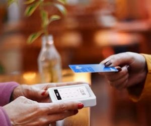 Investeringer lar deg øke formuen din over tid ved å bruke pengene dine i aktiva som aksjer, obligasjoner, fond, eiendom og mer, men de innebærer alltid risiko, inkludert markedsvolatilitet, potensielt kapitaltap og inflasjon som eroderer avkastningen. Nøkkelen er å investere med en klar strategi, riktig diversifisering og kun med kapital som ikke kompromitterer din økonomiske stabilitet.