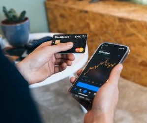 Kryptovalutaer tilbyr høyt avkastningspotensial og større økonomisk frihet gjennom desentralisering, og opererer i et marked som er åpent døgnet rundt. De er imidlertid en høyrisikoaktivum på grunn av ekstrem volatilitet og mangel på regulering. Hovedrisikoene inkluderer raske tap og sikkerhetssvikt i nettsikkerheten. Nøkkelen til suksess er å kun investere med en klar strategi og med kapital som ikke kompromitterer din økonomiske stabilitet.