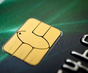 Kryptovalutaer tilbyr høyt avkastningspotensial og større økonomisk frihet gjennom desentralisering, og opererer i et marked som er åpent døgnet rundt. De er imidlertid en høyrisikoaktivum på grunn av ekstrem volatilitet og mangel på regulering. Hovedrisikoene inkluderer raske tap og sikkerhetssvikt i nettsikkerheten. Nøkkelen til suksess er å kun investere med en klar strategi og med kapital som ikke kompromitterer din økonomiske stabilitet.