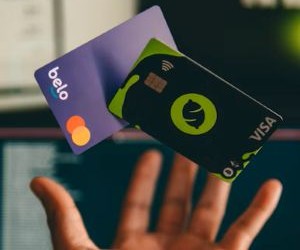 Aksjer tilbyr potensial for langsiktig vekst og utbytteinntekter ved å investere i selskaper som skaper verdi over tid, men de medfører også betydelig risiko på grunn av markedsvolatilitet, økonomiske sykluser og selskapsspesifikke hendelser. Nøkkelen er å investere med en klar strategi, riktig diversifisering og kun med kapital som ikke vil kompromittere din økonomiske stabilitet.