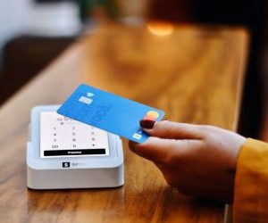 Aksjer tilbyr potensial for langsiktig vekst og utbytteinntekter ved å investere i selskaper som skaper verdi over tid, men de medfører også betydelig risiko på grunn av markedsvolatilitet, økonomiske sykluser og selskapsspesifikke hendelser. Nøkkelen er å investere med en klar strategi, riktig diversifisering og kun med kapital som ikke vil kompromittere din økonomiske stabilitet.