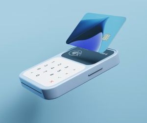 Råvarer som gull, olje, landbruksprodukter og industrimetaller gir muligheter til å diversifisere porteføljen din og sikre seg mot inflasjon, men de er også høyrisikoaktiva på grunn av prisvolatilitet, geopolitiske spenninger og sjokk mellom tilbud og etterspørsel. Nøkkelen er å investere med en klar strategi, en forståelse av de underliggende markedsdriverne, og kun med kapital som ikke kompromitterer din økonomiske stabilitet.