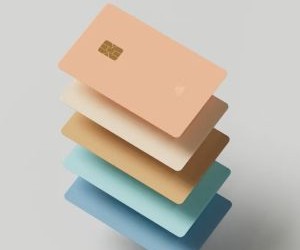 Råvarer som gull, olje, landbruksprodukter og industrimetaller gir muligheter til å diversifisere porteføljen din og sikre seg mot inflasjon, men de er også høyrisikoaktiva på grunn av prisvolatilitet, geopolitiske spenninger og sjokk mellom tilbud og etterspørsel. Nøkkelen er å investere med en klar strategi, en forståelse av de underliggende markedsdriverne, og kun med kapital som ikke kompromitterer din økonomiske stabilitet.