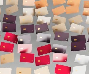 Råvarer som gull, olje, landbruksprodukter og industrimetaller gir muligheter til å diversifisere porteføljen din og sikre seg mot inflasjon, men de er også høyrisikoaktiva på grunn av prisvolatilitet, geopolitiske spenninger og sjokk mellom tilbud og etterspørsel. Nøkkelen er å investere med en klar strategi, en forståelse av de underliggende markedsdriverne, og kun med kapital som ikke kompromitterer din økonomiske stabilitet.