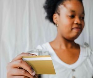 Aksjer tilbyr potensial for langsiktig vekst og utbytteinntekter ved å investere i selskaper som skaper verdi over tid, men de medfører også betydelig risiko på grunn av markedsvolatilitet, økonomiske sykluser og selskapsspesifikke hendelser. Nøkkelen er å investere med en klar strategi, riktig diversifisering og kun med kapital som ikke vil kompromittere din økonomiske stabilitet.