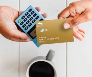 Aksjer tilbyr potensial for langsiktig vekst og utbytteinntekter ved å investere i selskaper som skaper verdi over tid, men de medfører også betydelig risiko på grunn av markedsvolatilitet, økonomiske sykluser og selskapsspesifikke hendelser. Nøkkelen er å investere med en klar strategi, riktig diversifisering og kun med kapital som ikke vil kompromittere din økonomiske stabilitet.