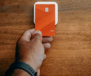 Aksjer tilbyr potensial for langsiktig vekst og utbytteinntekter ved å investere i selskaper som skaper verdi over tid, men de medfører også betydelig risiko på grunn av markedsvolatilitet, økonomiske sykluser og selskapsspesifikke hendelser. Nøkkelen er å investere med en klar strategi, riktig diversifisering og kun med kapital som ikke vil kompromittere din økonomiske stabilitet.