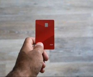 Forex tilbyr muligheter til å tjene på svingninger mellom globale valutaer i et svært likvid marked som handles 24 timer i døgnet, men det er også en høyrisikoarena på grunn av gearing, kraftig volatilitet og virkningen av makroøkonomiske nyheter. Nøkkelen er å handle med en klar strategi, streng risikostyring og kun med kapital du har råd til å tape uten å påvirke din økonomiske stabilitet.