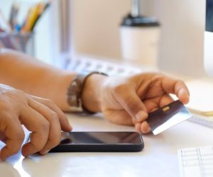 Forex tilbyr muligheter til å tjene på svingninger mellom globale valutaer i et svært likvid marked som handles 24 timer i døgnet, men det er også en høyrisikoarena på grunn av gearing, kraftig volatilitet og virkningen av makroøkonomiske nyheter. Nøkkelen er å handle med en klar strategi, streng risikostyring og kun med kapital du har råd til å tape uten å påvirke din økonomiske stabilitet.