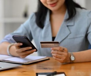 Investeringer lar deg øke formuen din over tid ved å bruke pengene dine i aktiva som aksjer, obligasjoner, fond, eiendom og mer, men de innebærer alltid risiko, inkludert markedsvolatilitet, potensielt kapitaltap og inflasjon som eroderer avkastningen. Nøkkelen er å investere med en klar strategi, riktig diversifisering og kun med kapital som ikke kompromitterer din økonomiske stabilitet.