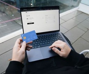 Forex tilbyr muligheter til å tjene på svingninger mellom globale valutaer i et svært likvid marked som handles 24 timer i døgnet, men det er også en høyrisikoarena på grunn av gearing, kraftig volatilitet og virkningen av makroøkonomiske nyheter. Nøkkelen er å handle med en klar strategi, streng risikostyring og kun med kapital du har råd til å tape uten å påvirke din økonomiske stabilitet.