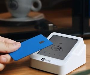 Råvarer som gull, olje, landbruksprodukter og industrimetaller gir muligheter til å diversifisere porteføljen din og sikre seg mot inflasjon, men de er også høyrisikoaktiva på grunn av prisvolatilitet, geopolitiske spenninger og sjokk mellom tilbud og etterspørsel. Nøkkelen er å investere med en klar strategi, en forståelse av de underliggende markedsdriverne, og kun med kapital som ikke kompromitterer din økonomiske stabilitet.