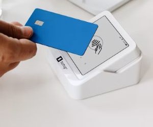 Råvarer som gull, olje, landbruksprodukter og industrimetaller gir muligheter til å diversifisere porteføljen din og sikre seg mot inflasjon, men de er også høyrisikoaktiva på grunn av prisvolatilitet, geopolitiske spenninger og sjokk mellom tilbud og etterspørsel. Nøkkelen er å investere med en klar strategi, en forståelse av de underliggende markedsdriverne, og kun med kapital som ikke kompromitterer din økonomiske stabilitet.