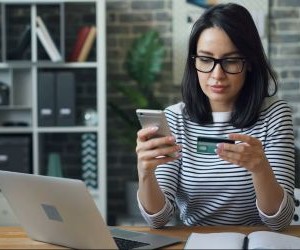 Råvarer som gull, olje, landbruksprodukter og industrimetaller gir muligheter til å diversifisere porteføljen din og sikre seg mot inflasjon, men de er også høyrisikoaktiva på grunn av prisvolatilitet, geopolitiske spenninger og sjokk mellom tilbud og etterspørsel. Nøkkelen er å investere med en klar strategi, en forståelse av de underliggende markedsdriverne, og kun med kapital som ikke kompromitterer din økonomiske stabilitet.