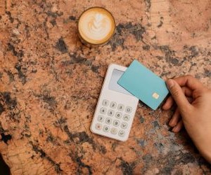 Aksjer tilbyr potensial for langsiktig vekst og utbytteinntekter ved å investere i selskaper som skaper verdi over tid, men de medfører også betydelig risiko på grunn av markedsvolatilitet, økonomiske sykluser og selskapsspesifikke hendelser. Nøkkelen er å investere med en klar strategi, riktig diversifisering og kun med kapital som ikke vil kompromittere din økonomiske stabilitet.