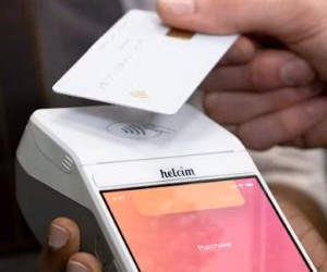 Kryptovalutaer tilbyr høyt avkastningspotensial og større økonomisk frihet gjennom desentralisering, og opererer i et marked som er åpent døgnet rundt. De er imidlertid en høyrisikoaktivum på grunn av ekstrem volatilitet og mangel på regulering. Hovedrisikoene inkluderer raske tap og sikkerhetssvikt i nettsikkerheten. Nøkkelen til suksess er å kun investere med en klar strategi og med kapital som ikke kompromitterer din økonomiske stabilitet.