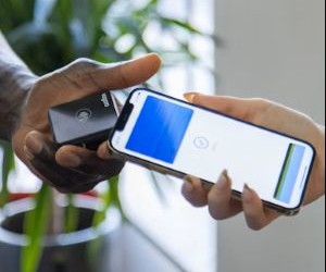 Aksjer tilbyr potensial for langsiktig vekst og utbytteinntekter ved å investere i selskaper som skaper verdi over tid, men de medfører også betydelig risiko på grunn av markedsvolatilitet, økonomiske sykluser og selskapsspesifikke hendelser. Nøkkelen er å investere med en klar strategi, riktig diversifisering og kun med kapital som ikke vil kompromittere din økonomiske stabilitet.